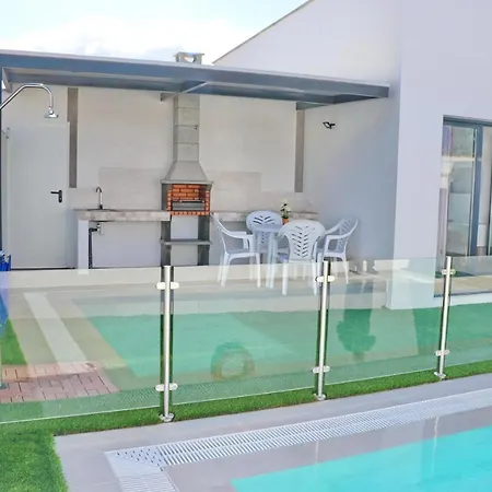 Casa Con Piscina De Agua Salada I *